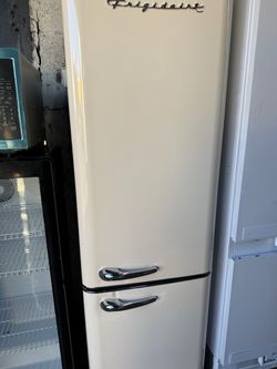 Frigidaire Retro Bottom-Freezer Refrigerator