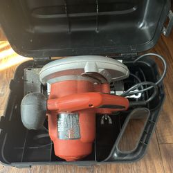 Black and decker CS1010 circular saw w/case