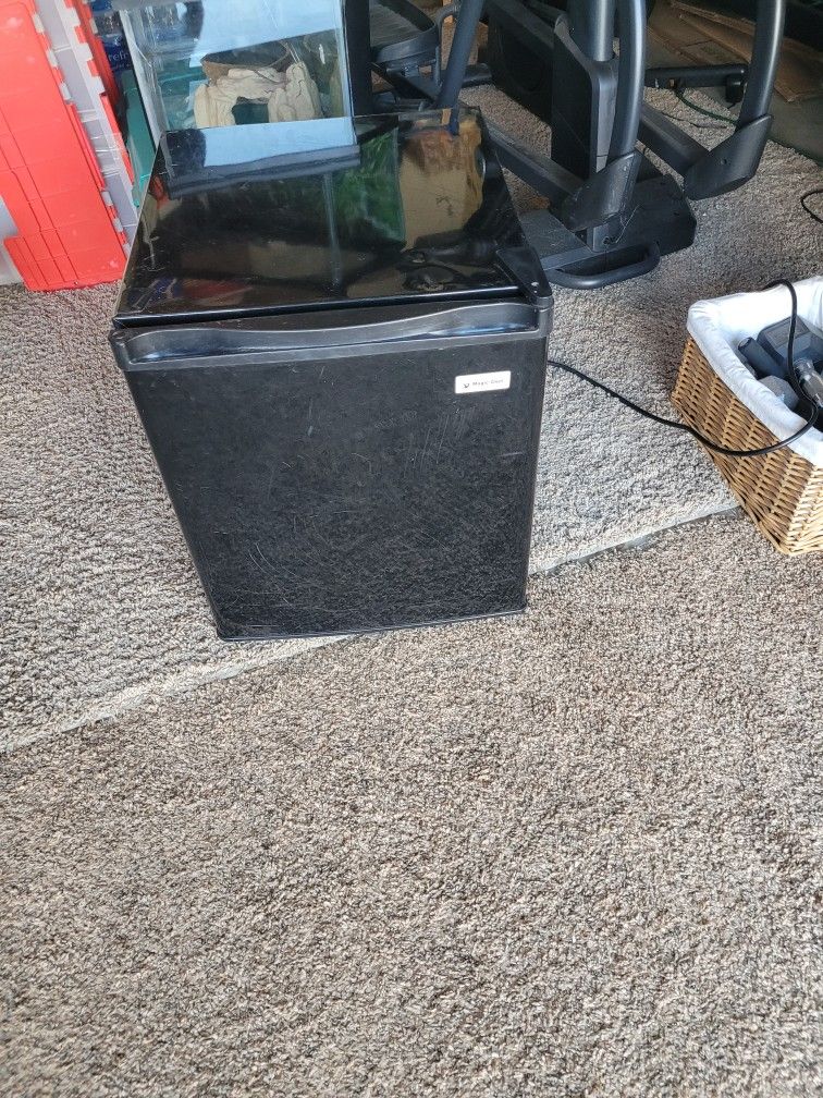 Mini Fridge - Magic Chef 