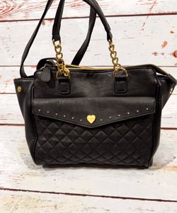 Betsey Johnson Black Quilted Handbag Purse Handbag Faux Leather Floral Interior   Does have slight cracking on top of ends of purse. Please check pict