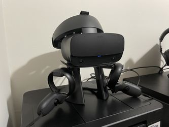 Oculus Rift S with stand