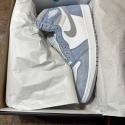 Jordan 1 Hyper Royal 