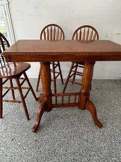 Solid oak table with 3 swivel seats