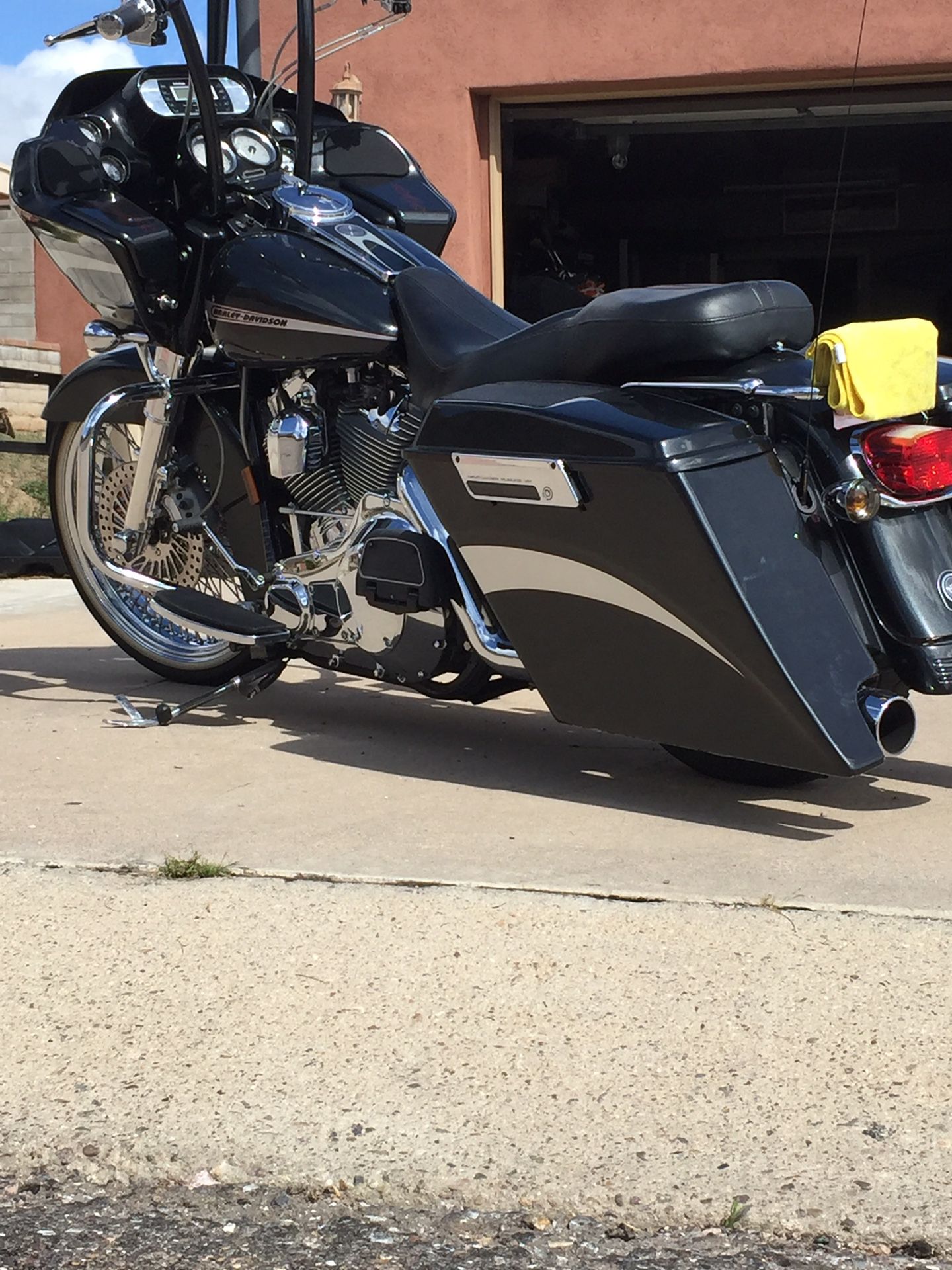 Harley Davidson road glide 2006 super clean Hardly ridden I’ll kinds of