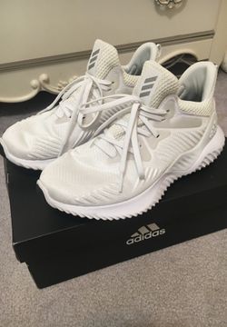 Adidas woman’s sneakers size 7 1/2