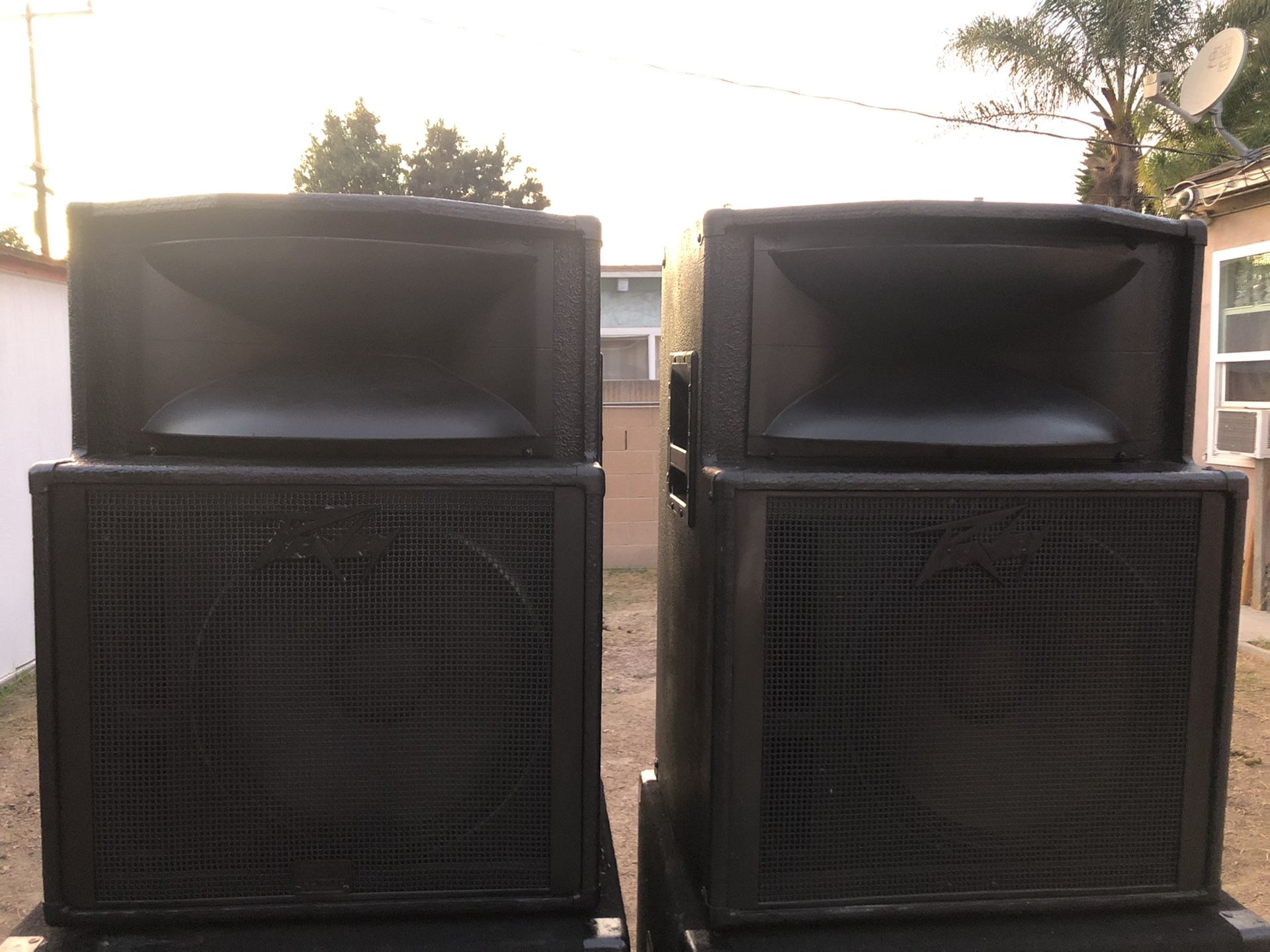 Pair of speakers peavey ready for band or v. Dj sistem 15. Inches and. Twitter good condition