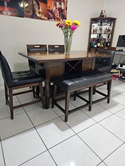 Rooms to go. Counter Height Dining Table Set with Bench