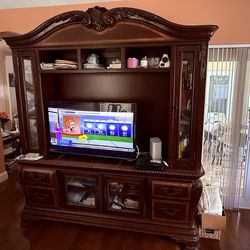 Elegant Solid Wood Entertainment Center – 2 Piece Set (Excellent Condition)