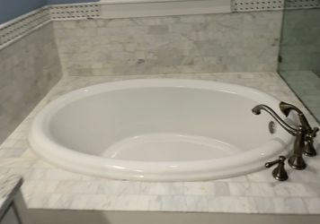 Acrylic deck mounted tub and Delta Cassidy Roman Tub Faucet & Sprayer - new condition