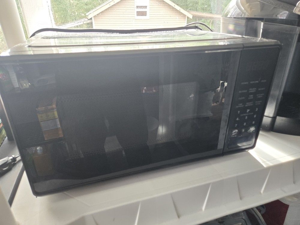 Mainstays 0.7 Cu ft Microwave Oven, 700 Watts, Black
