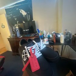 Off-White Style Black Low-Top Sneakers – Worn Once 