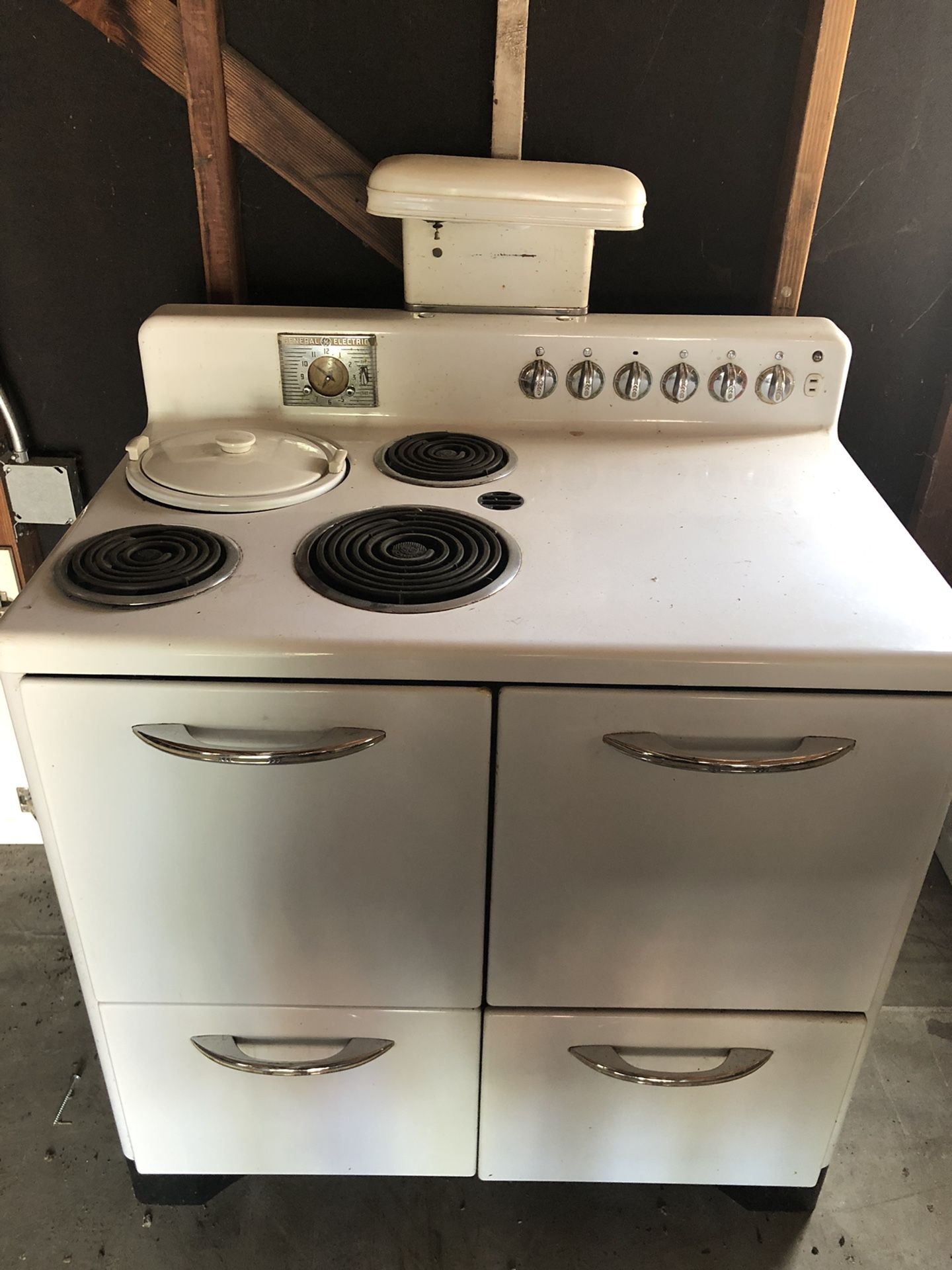 Vintage 1950s General Electric Stove. Single Oven. Works Great. Great Condition.