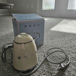 Brand New Smeg Kettle Mini Color Cream