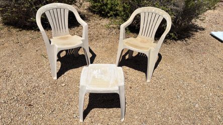 Set (2) Plastic Outdoor Patio Chairs with Stand