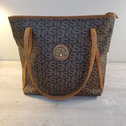 Nice Very Clean Purse.     Size  . 23"×  12"×  4" . 