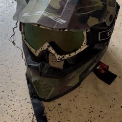 Camouflage helmet and glasses Small