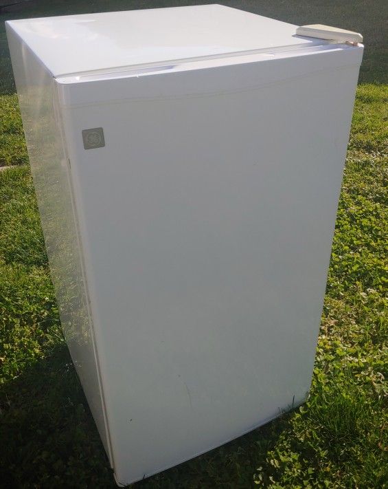 G.E. 3.1 Cu Ft Mini Fridge