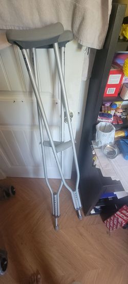 Adjustable medical crutches