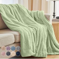 The Connecticut Home Co Throw Blanket for Couch, Soft Fluffy Room Decor, Cozy Warm Throws for Bed
