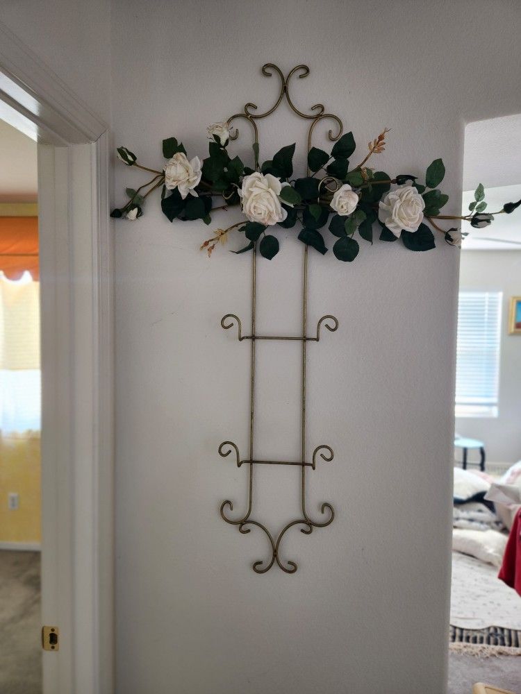 Decorative Metal Wall Mounted Portrait Holder