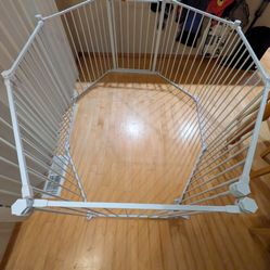 Regalo extra long freestanding baby gate