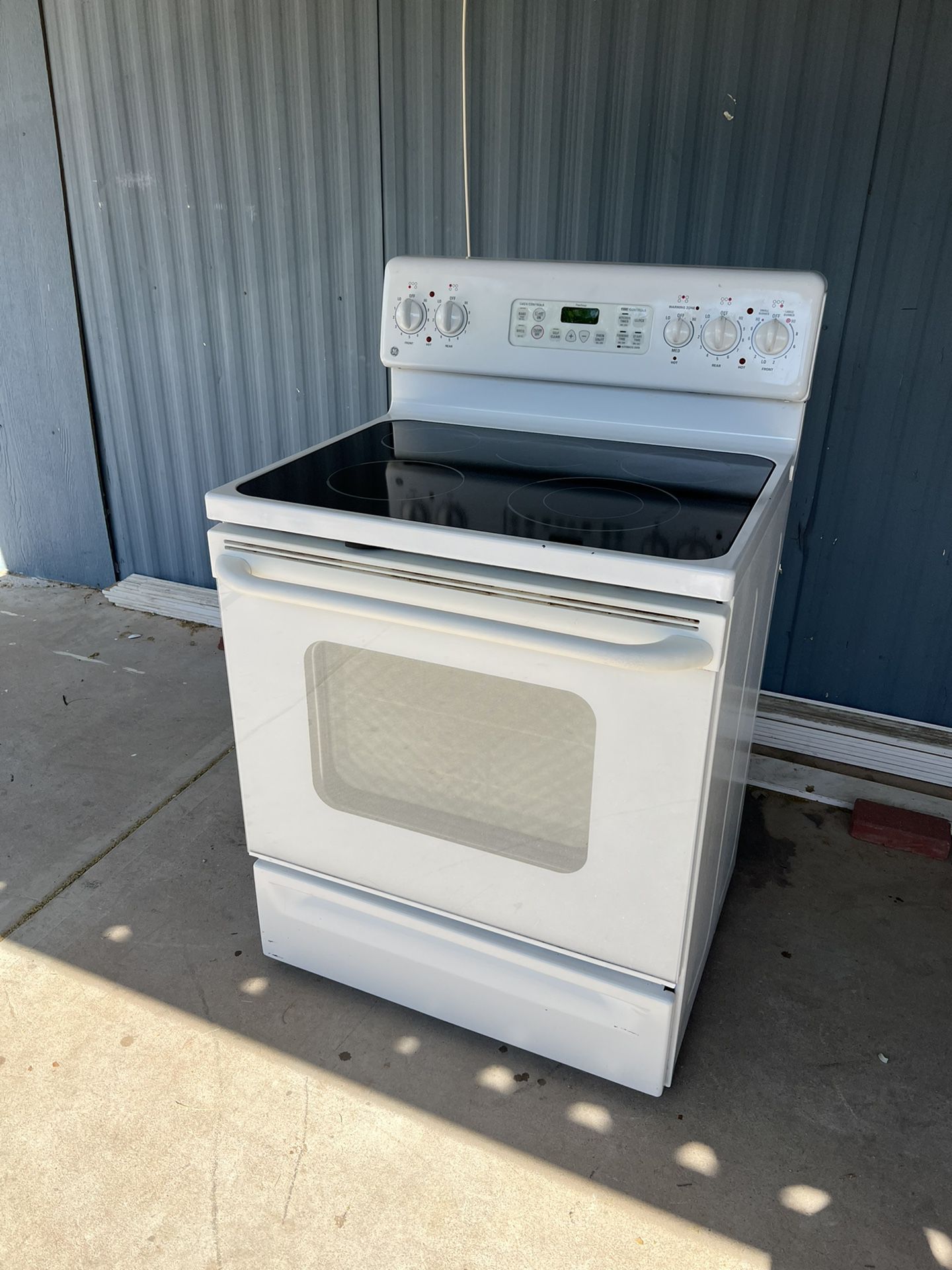 GE Electric Stove And Microwave 