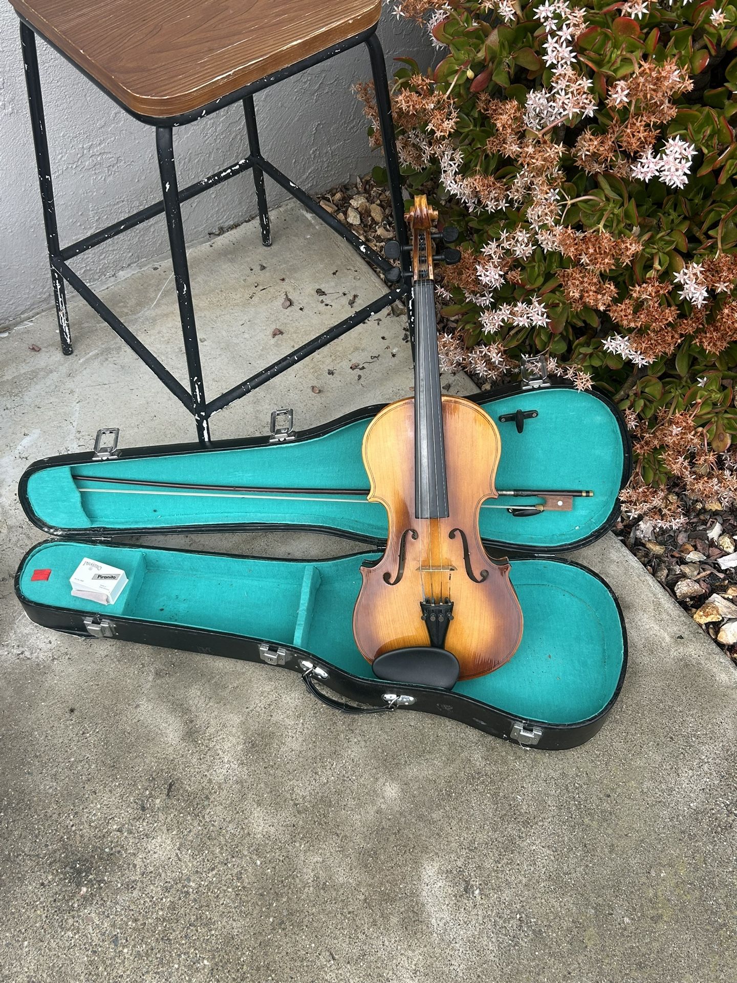 Nice violin .. 4/4 full size made in Canada