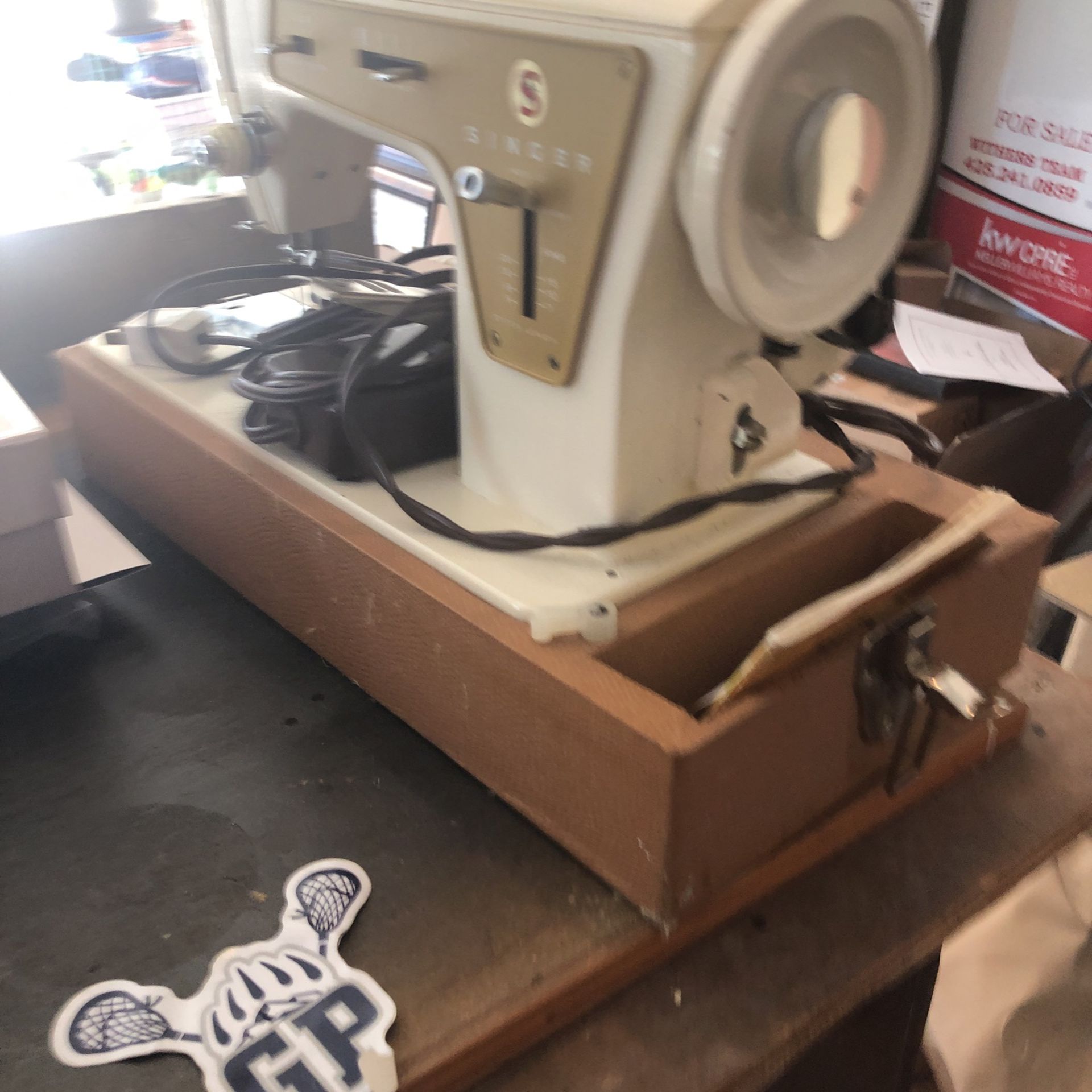 Vintage Sewing Machine. for Sale in Snohomish, WA - OfferUp