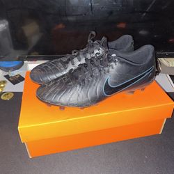 Men’s size 9.5 Nike Tiempo Legend 10 soccer cleats