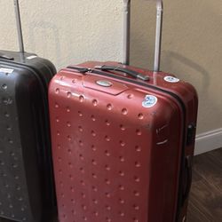 $35 each LARGE FOR 23kg. H30”, W20”, Deep12”. Good zipper. Nothing cracked. 👇