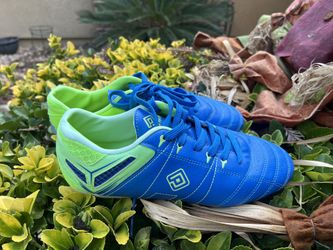 Dream Pair Soccer Shoes  7.5 Young 