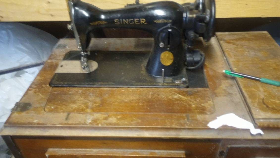 Old Antique  Singer Sewing Machine And. Tankef