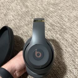 Beats Studio3 Wireless – Matte Black/Gold – Excellent Condition