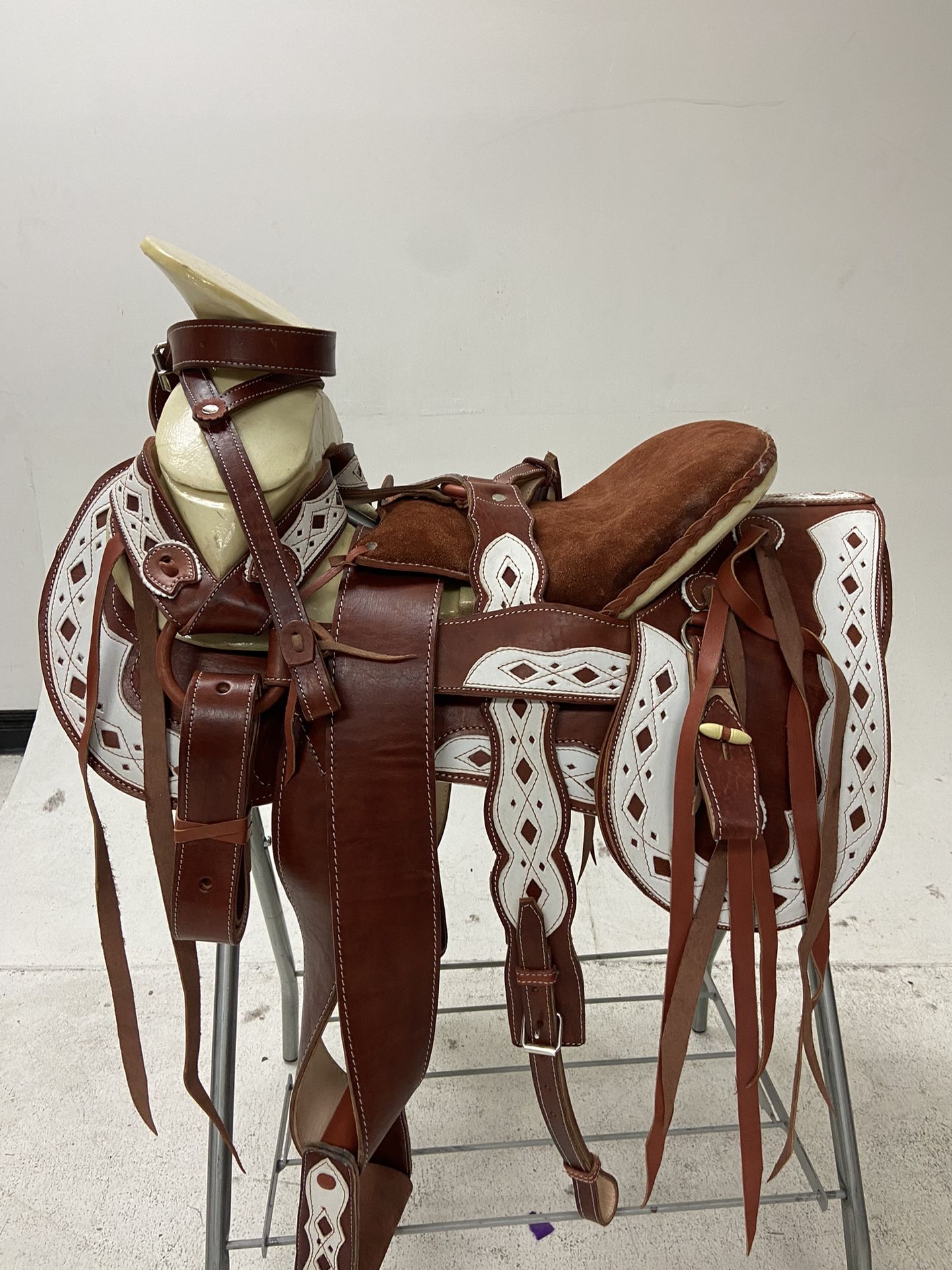Nueva Montura Charra De Cuero Con Vistas Y Cantinas Desmontables