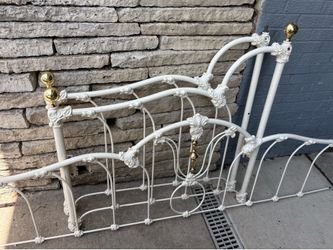 White&gold wrought iron twin-sized daybed