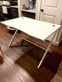White Table Desk in Great condition (pick up Lakeline Mall area)