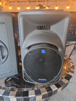 The mackie SRM450 legendary 12 -inch active portable powered loudspeaker delivery 1000w of peak power