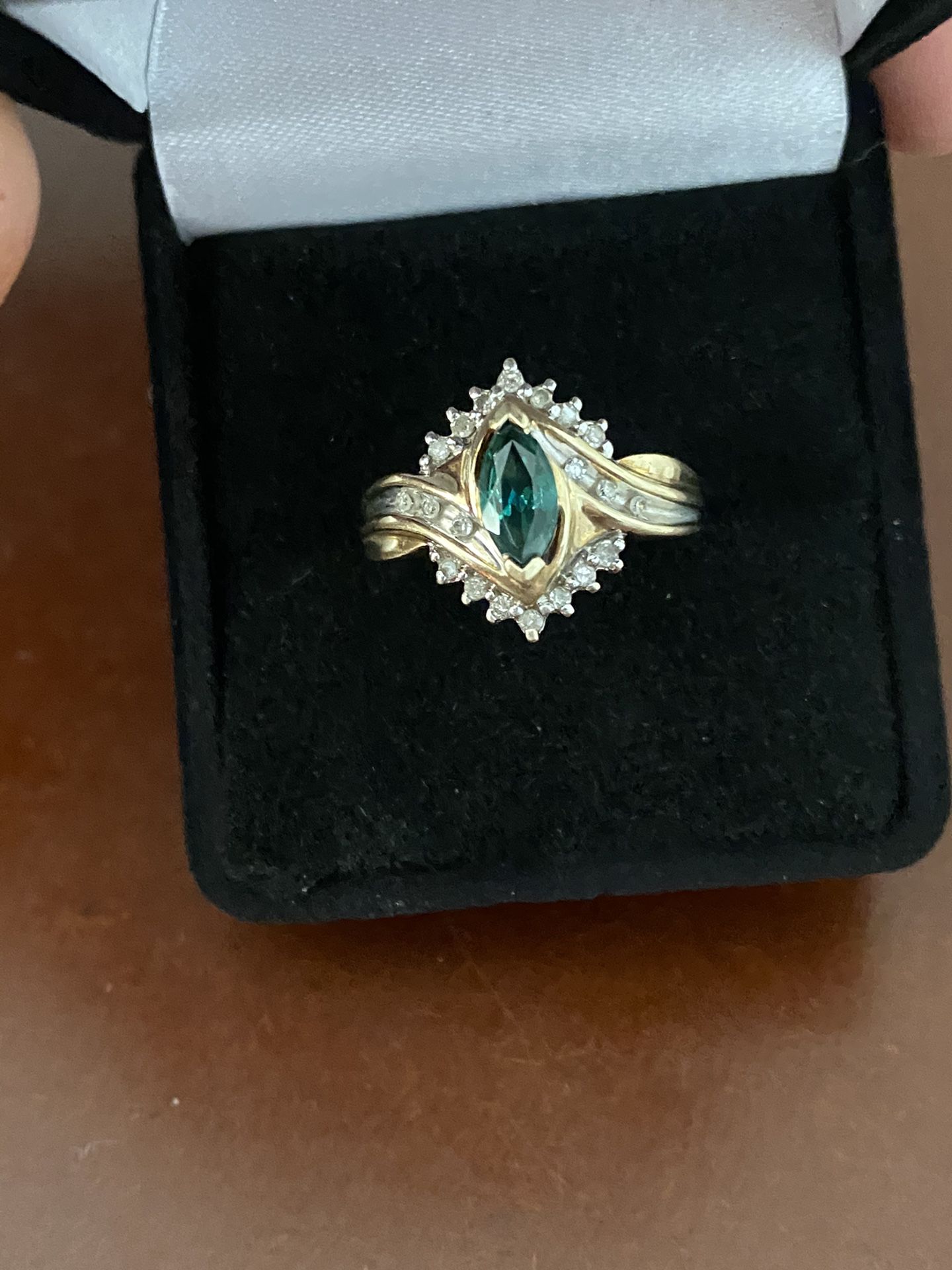 10k gold emerald and diamonds ring size 6.5