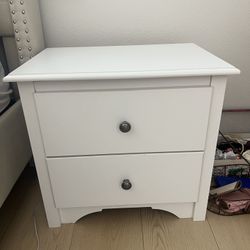 2 White Nightstands / Side Table with Drawers / 2 Mesitas de Noche Blanca con Cajones 