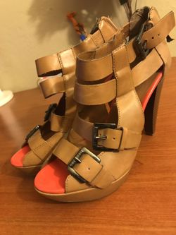 Size 6.5 Guess heels.PUO