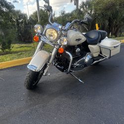 Harley Davidson Road King 2015 Only 599 Miles