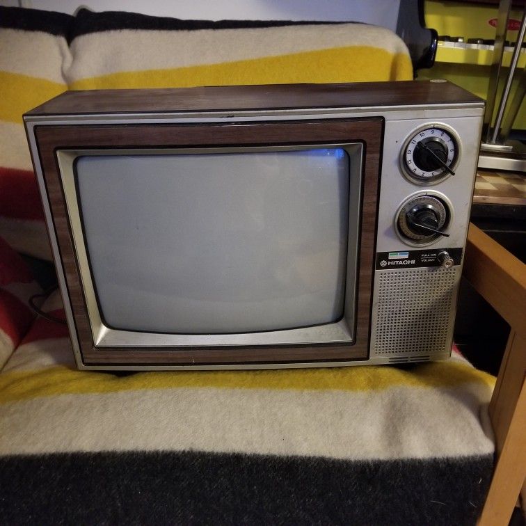 1980 Hitachi CT-1302 13" Color CRT Television, Retro Vintage - Works!