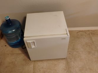Mini Fridge (Kissimmee 34741)Free