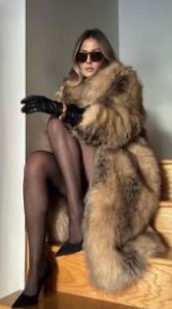 Brand New !LUXURY FULL-LENGTH FUR COAT — SIZE M / US