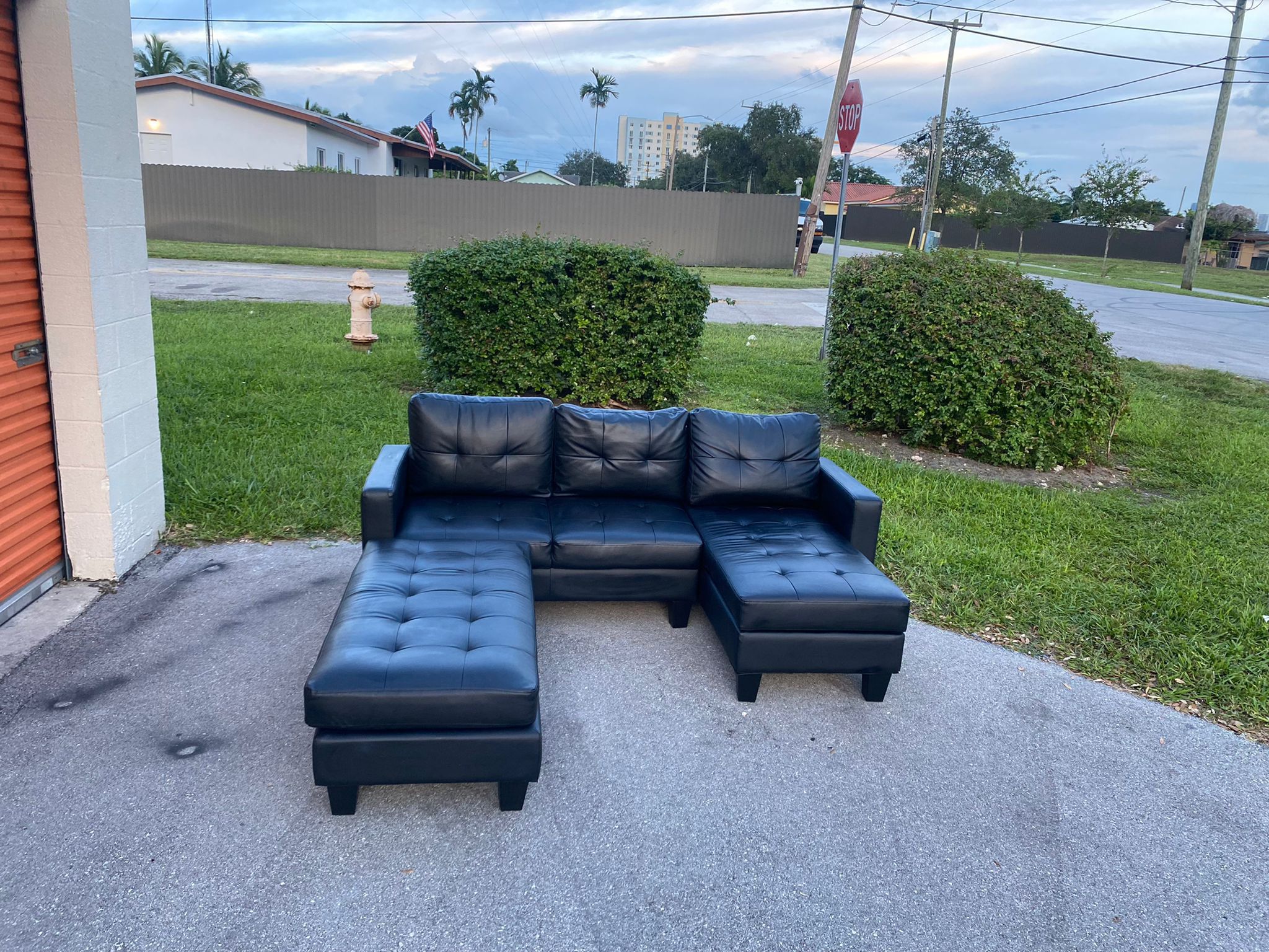 SOFA COUCH WITH CHAISE AND OTTOMAN / LIKE NEW / EXCELLENT CONDITION / DELIVERY FREE