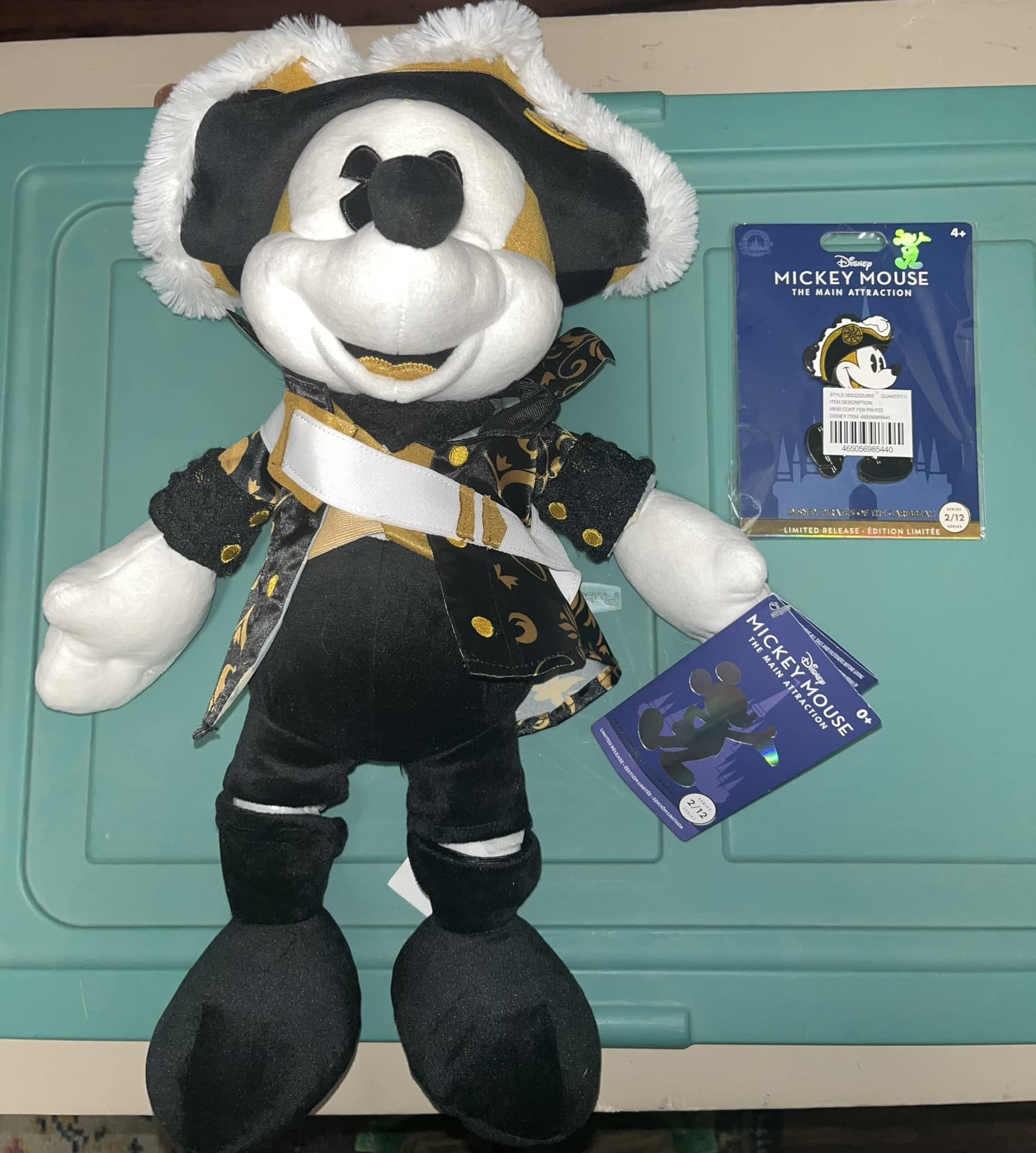 DISNEY Mickey Mouse MAIN ATTRACTION Pirates Of The Caribbean PLUSH & PIN SET (NWT)