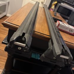 Yakima Cross Bars Heavy Duty For Jeep Gladiator 