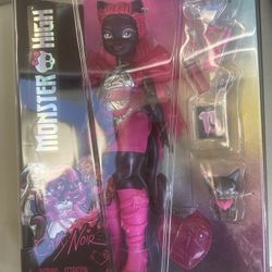 Monster High Catty Noir Doll Werecat with Pet Amulette