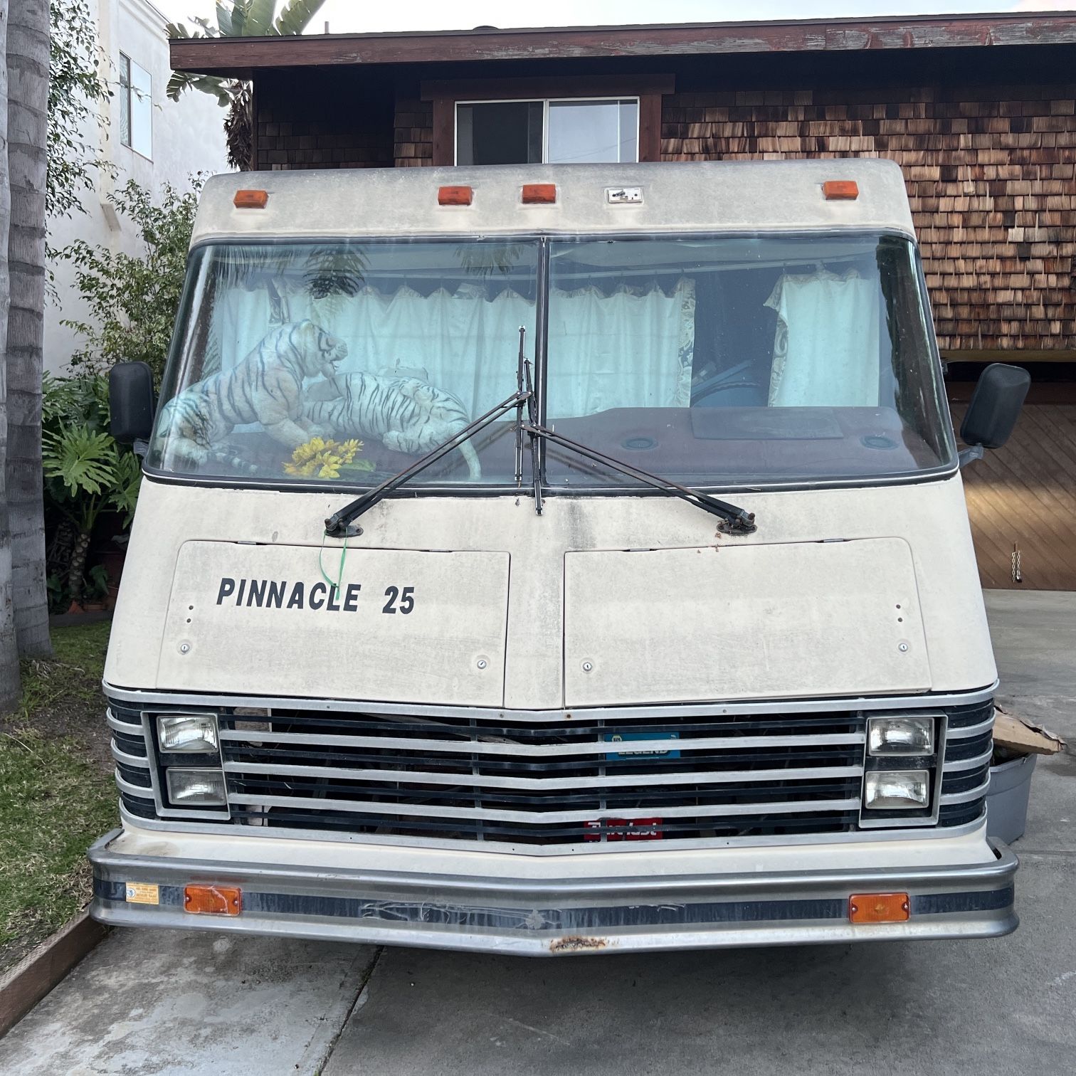 Selling Tomorrow! First $4500 Takes It!! 1987 Motorhome 27 Feet Runs And drives, not registered Used As Storage 2 Years 