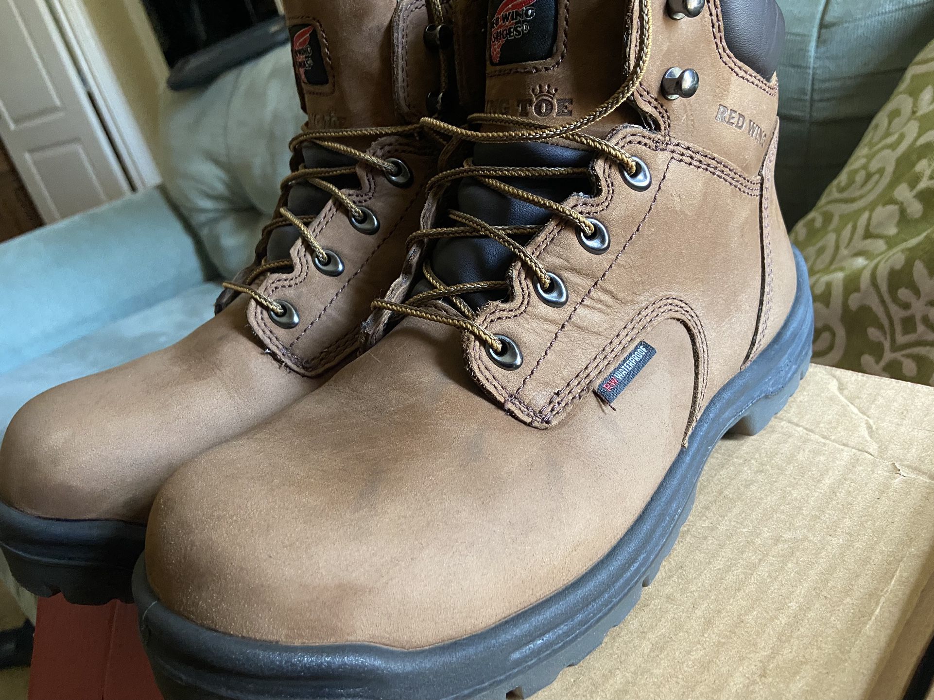 Red Wings, Boots